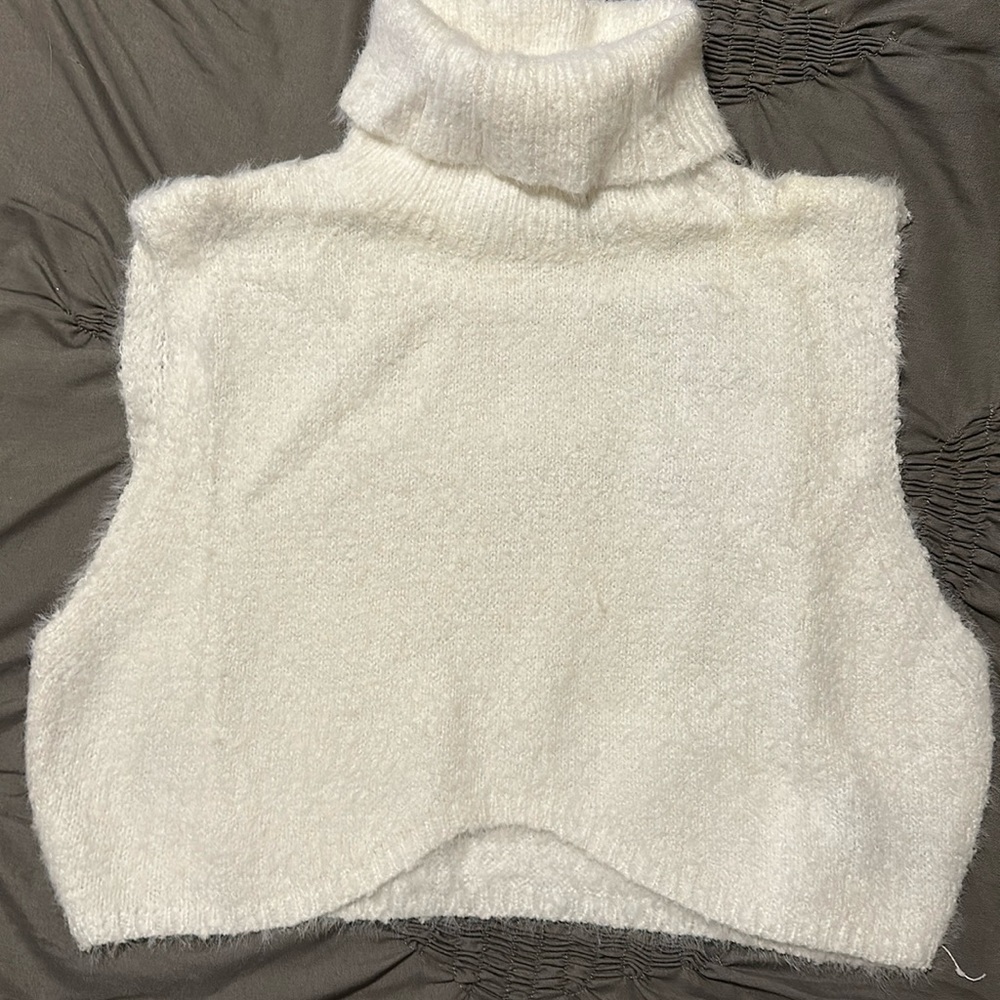 White cashmere type crop sleeveless sweater